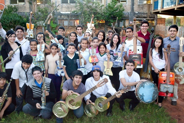 Энтузиаст Фавио Чавез и созданный им необычный парагвайский детский музыкальный коллектив, играющий на инструментах, сделанных из отходов (фильм «Музыка ненужных вещей»)