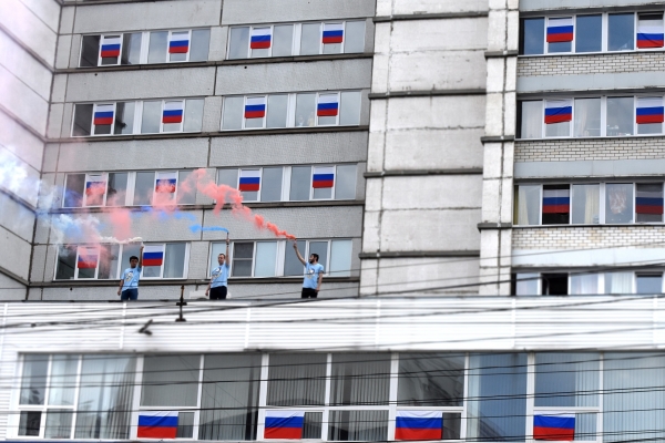 День России в ЮУрГУ: раздали ленты и вывесили флаги